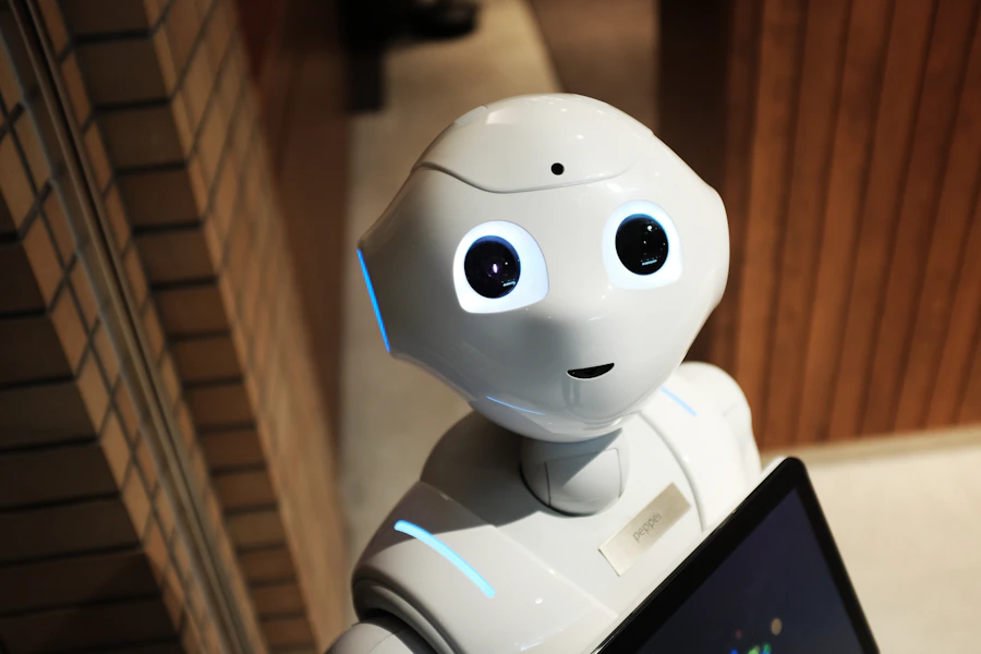 Industrijski robot u proizvodnoj ćeliji pod toplim svjetlom pogona